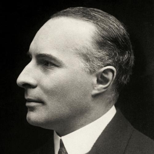 Eustachy Sapieha - czarno-biały, profilowy portret mężczyzny. Ciemne włosy, ciemny krawat, biała koszula, ciemna marynarka.