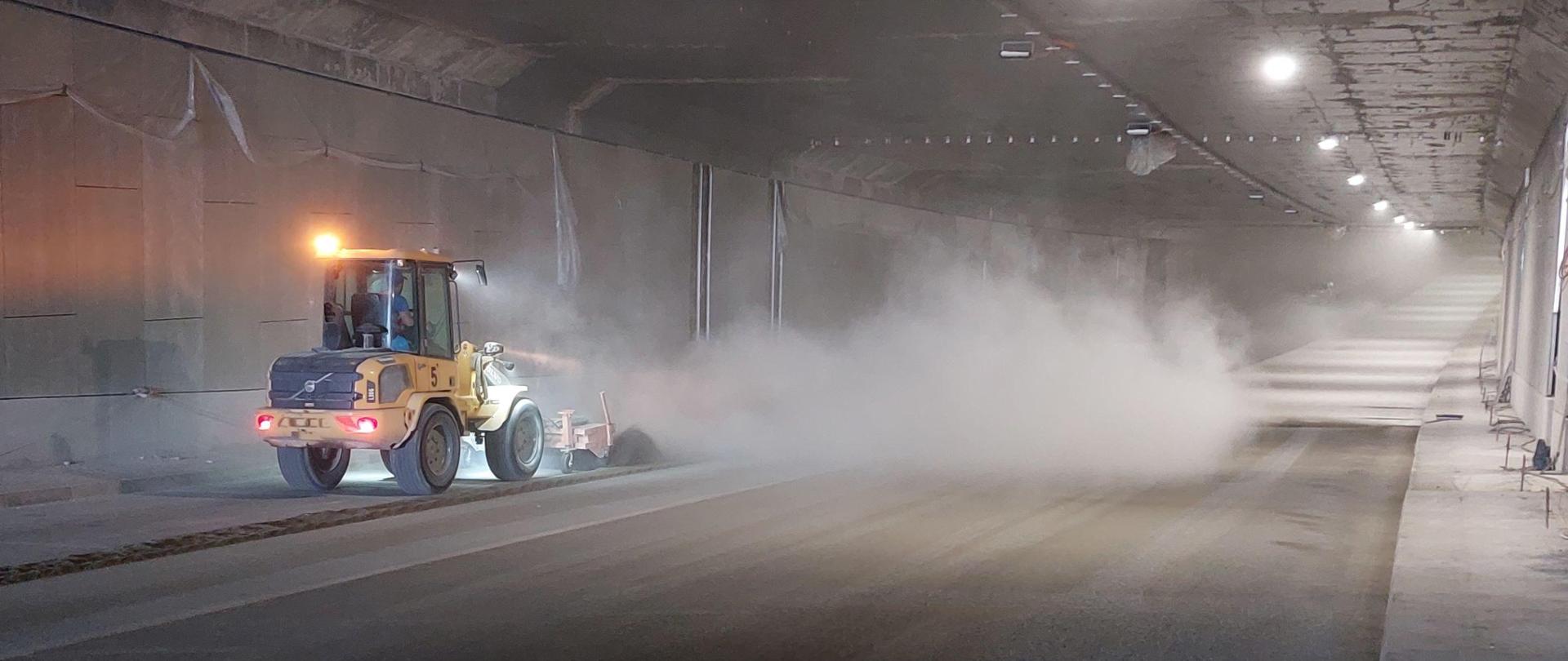 Budowa tunelu w Zielonkach, uszarstnianie nawierzchni betonowej