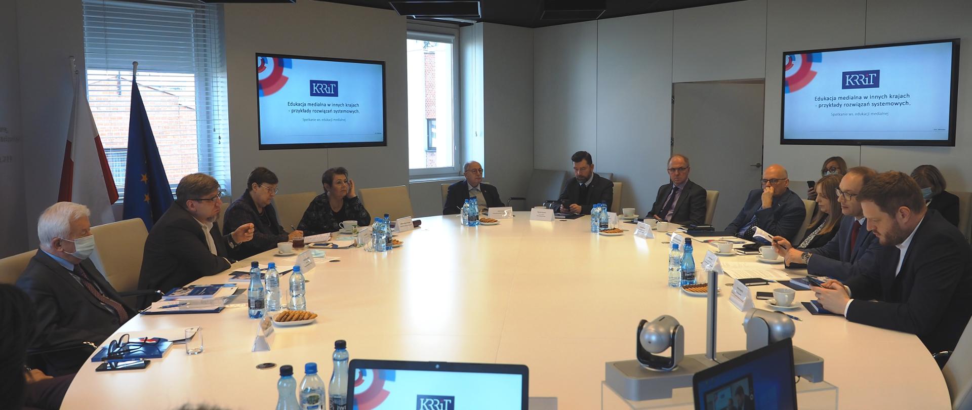 Zdjęcie ilustracyjne w poziomie. Widok na salę obrad 