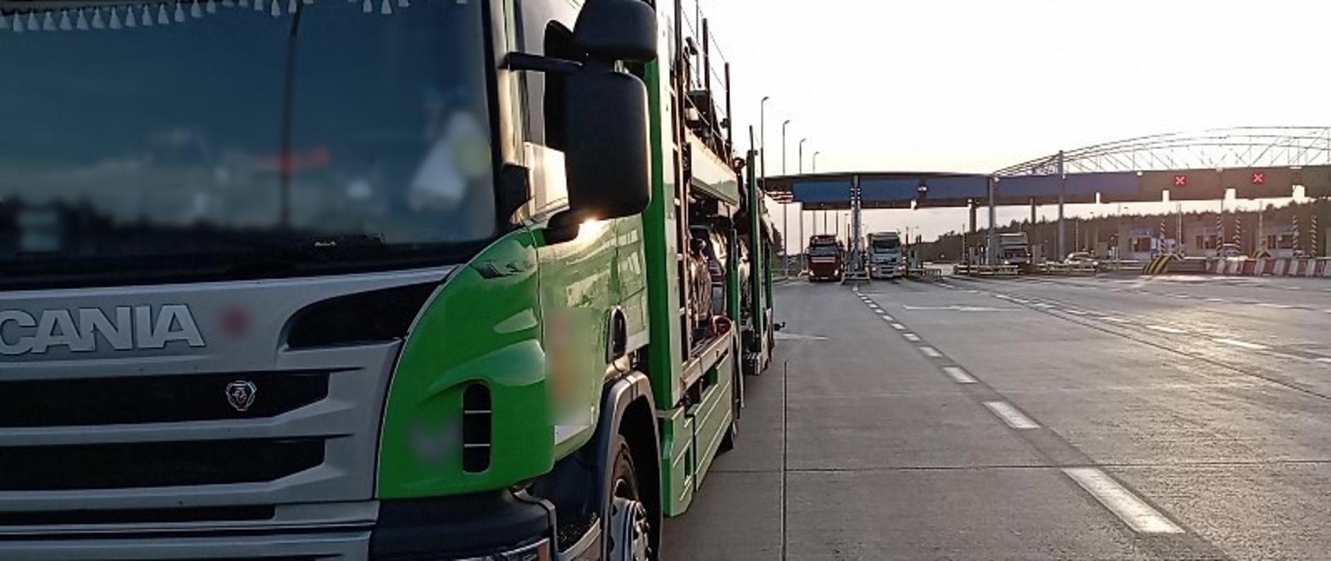Zielona ciężarówka z samochodami