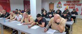 Uczestnicy szkolenia na kierującego działaniem ratowniczym dla strażaków ratowników ochotniczych straży pożarnych w trakcie pisania testu na świetlicy w KP PSP w Rawiczu. 