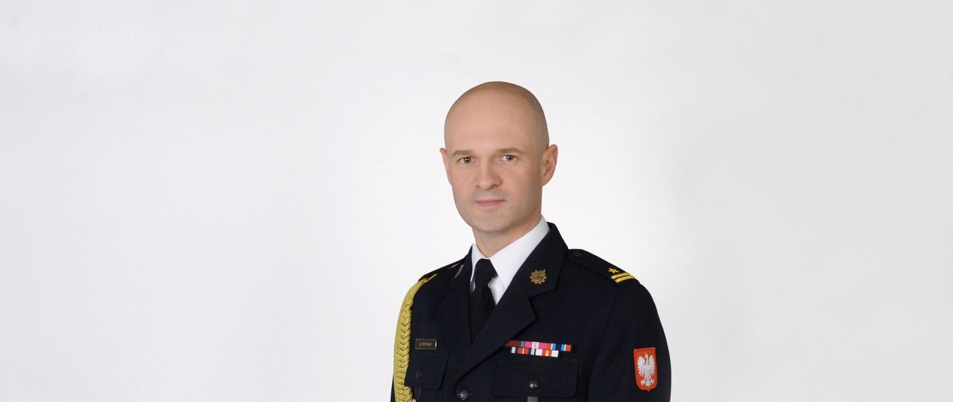 Portret Komendanta Miejskiego Państwowej Straży Pożarnej w Elblągu młodszego brygadiera Łukasza Kochan