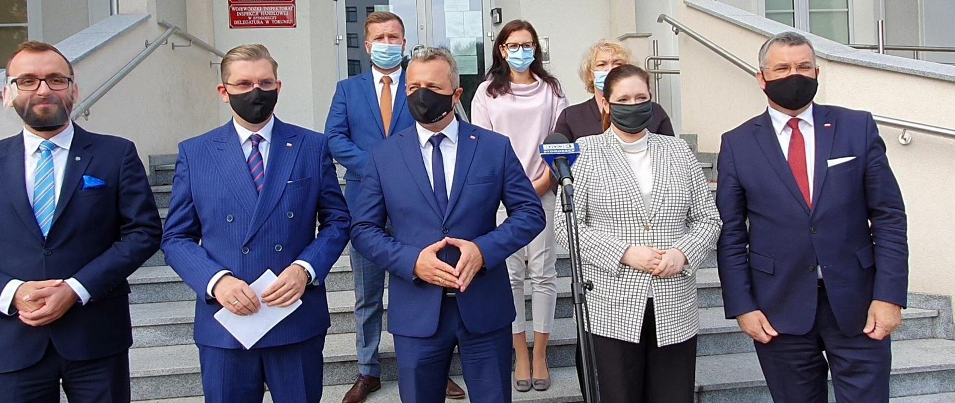 Uczestnicy konferencji prasowej przed Delegaturą KPUW w Toruniu