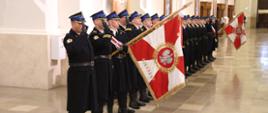 Poczet sztandarowy wraz z kompanią honorową Centralnej Szkoły PSP stojący w nawie kościoła podczas mszy
