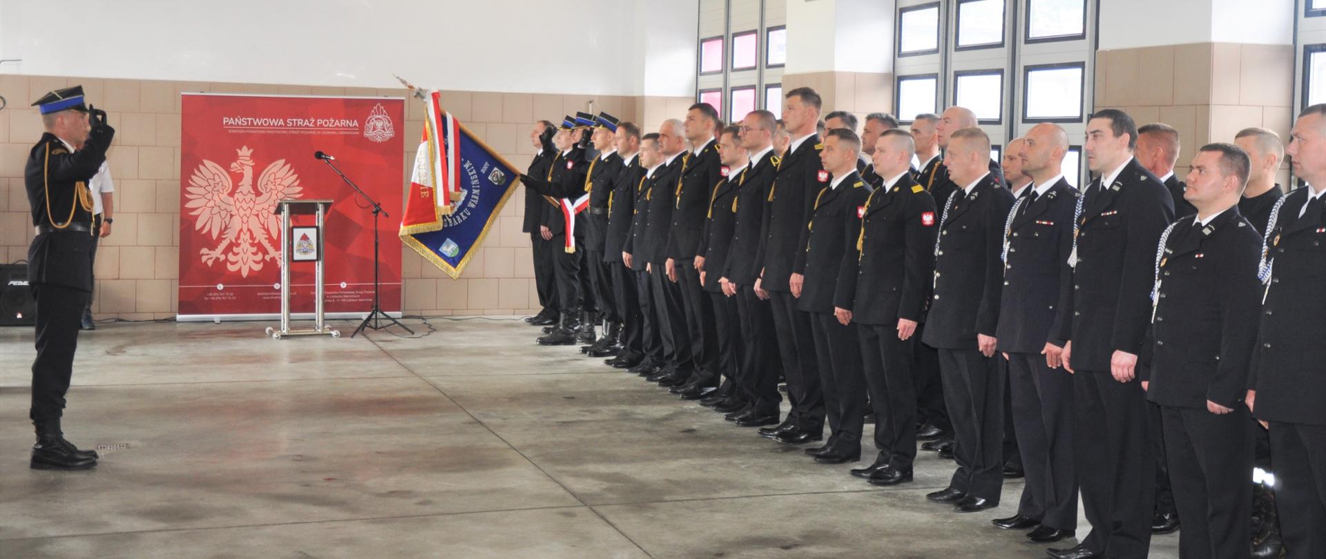 Zdjęcie przedstawia odśpiewanie hymnu państwowego przez pododdział