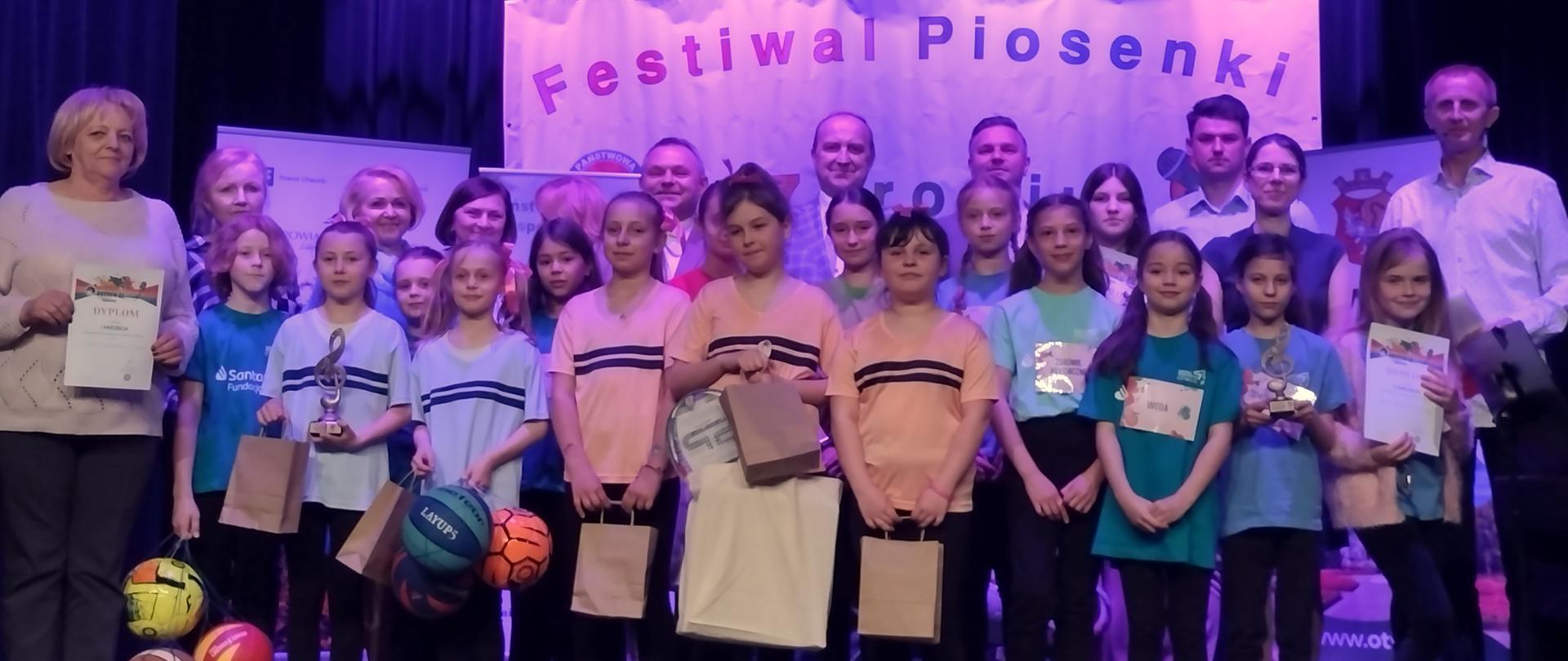 Zdjęcie przedstawiające laureatów Festiwalu Piosenki o Zdrowiu oraz komisję konkursową