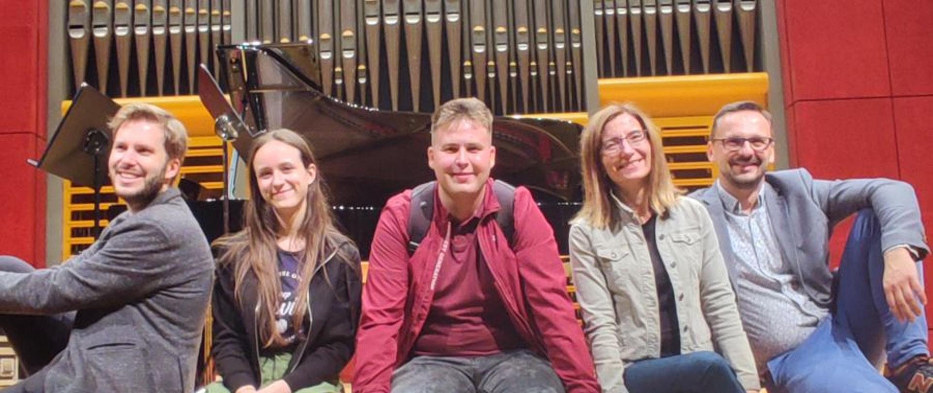 Wizyta w Stuttgarcie, uczniowie i nauczyciele na tle organów.