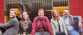 Wizyta w Stuttgarcie, uczniowie i nauczyciele na tle organów.