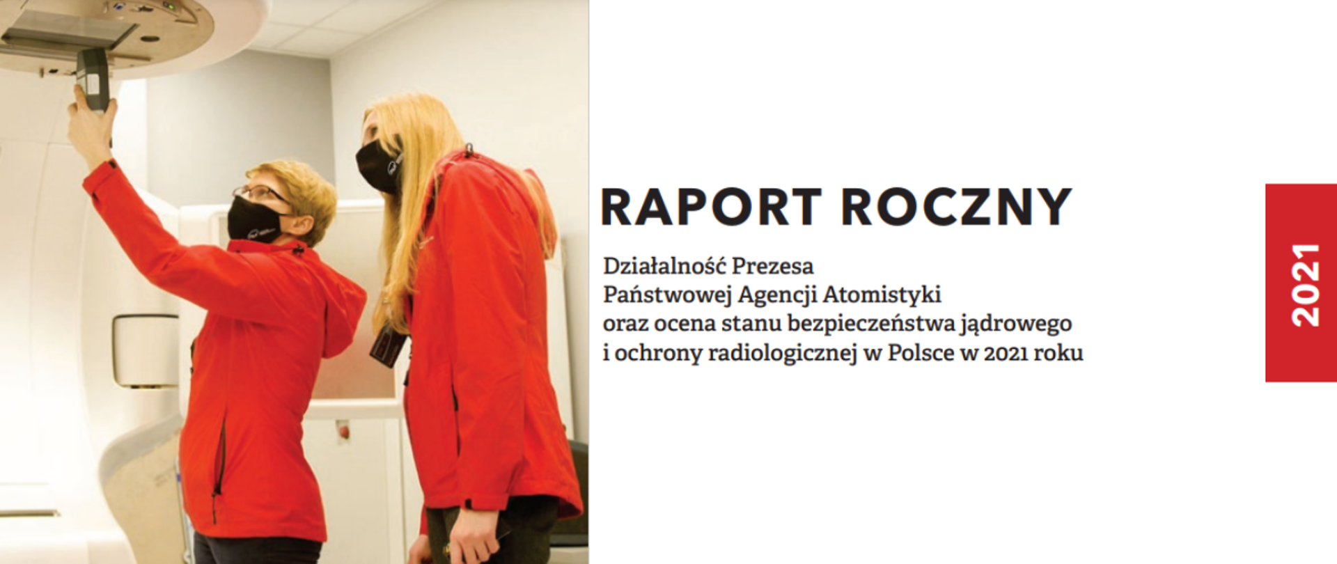 Fragment okładki Raportu rocznego Prezesa PAA za 2021 r. Dwie inspektorki PAA ubrane w czerwone kurki oraz czarne maski na twarzy sprawdzają przyrządem pomiarowym urządzenie medyczne.