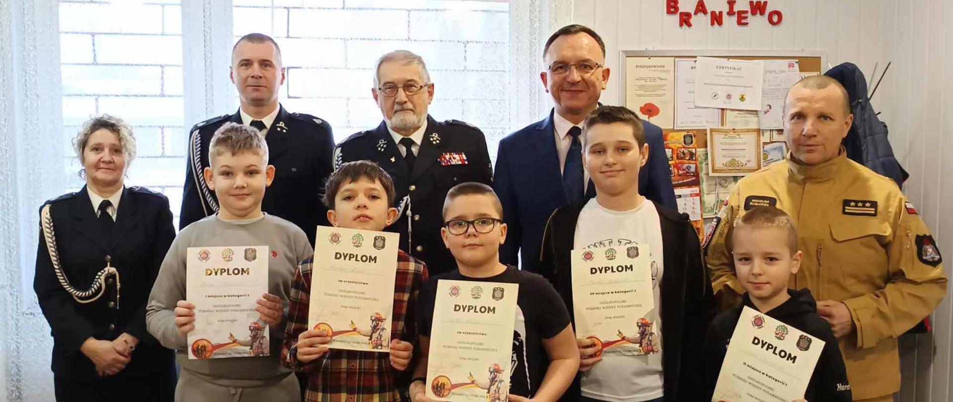 Na zdjęciu dzieci z dyplomami oraz organizatorzy konkursu.