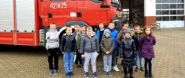 Strażacy omawiają i pokazują dzieciom sprzęt pożarniczy