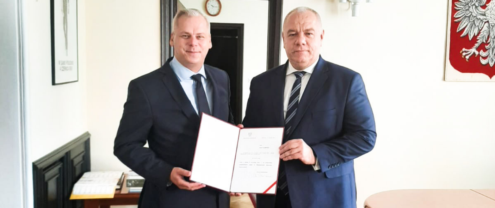 Wicepremier Jacek Sasin i Karol Rabenda pozują do wspólnego zdjęcia z aktem powołania na wiceministra