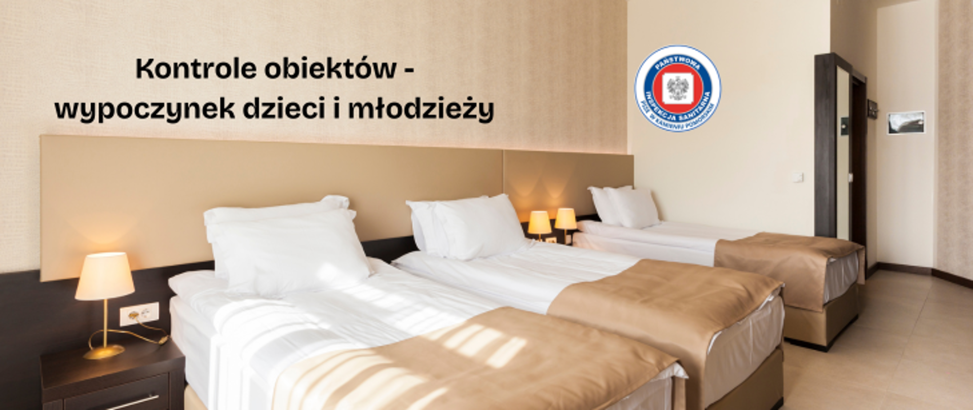 Na bezowym tle przedstawiony pokój hotelowy w tonacji biało-beżowej. Widoczne trzy zaścielona łóżka jednoosobowe, szafki nocne i włączone lampki nocne. Na górze po lewej ciemny napis Kontrole obiektów-wypoczynek dzieci i młodzieży. Obok okrągłe logo Państwowej Inspekcji Sanitarnej przedstawiające czarnego orła na białym kwadratowym tle, które otoczone jest czerwonym wypełnieniem. Zewnętrzną część logo otacza granatowy okrąg z napisem Państwowa Inspekcja Sanitarna w kolorze białym. Logo otoczone granatowym napisem PSSE w Kamieniu Pomorskim na białym tle.