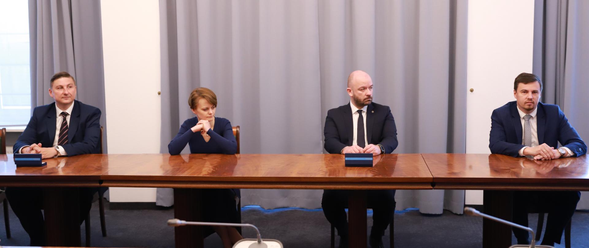 Za stołem w odstępach siedzą: prezes KZN, premier Jadwiga Emilewicz, prezydent Wroclawia, wiceminister rozwoju Robert Nowicki. 