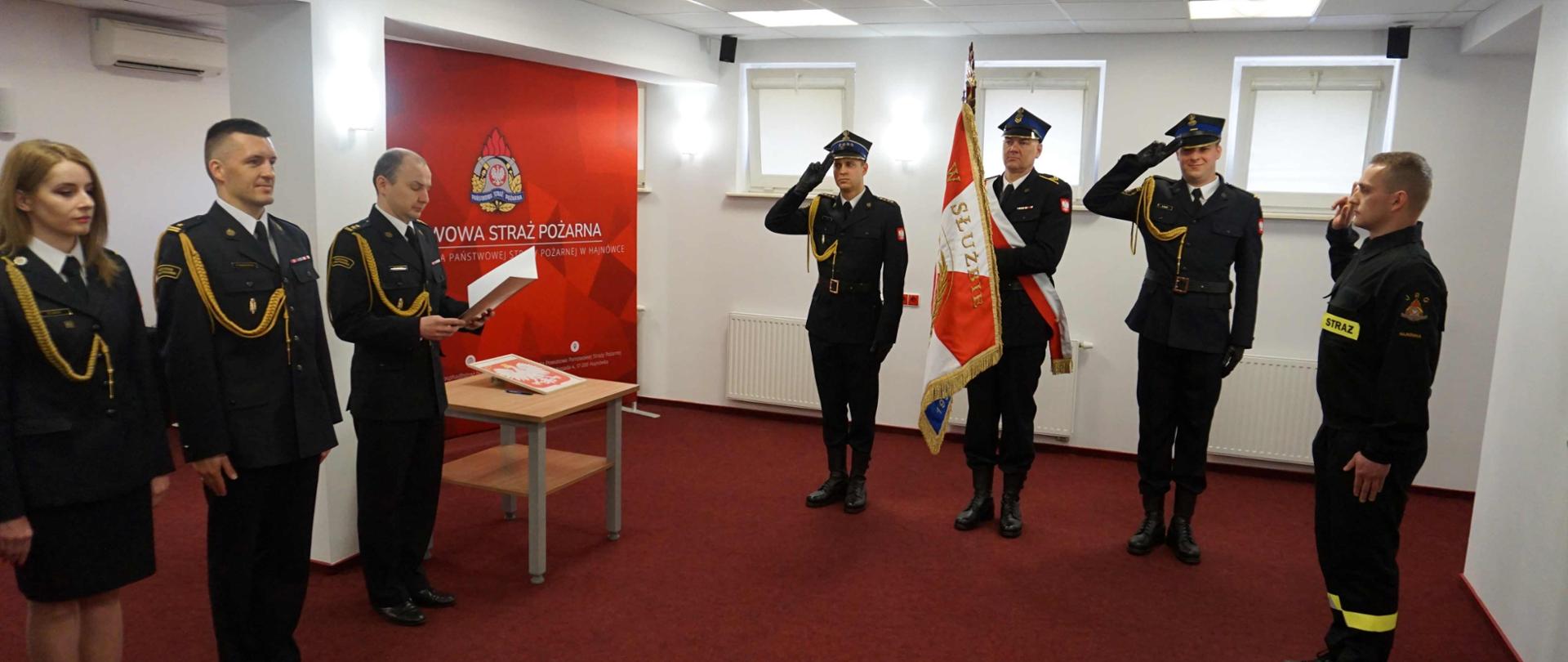 Ślubowanie nowo przyjętego do służby w KP PSP w Hajnówce strażaka.
