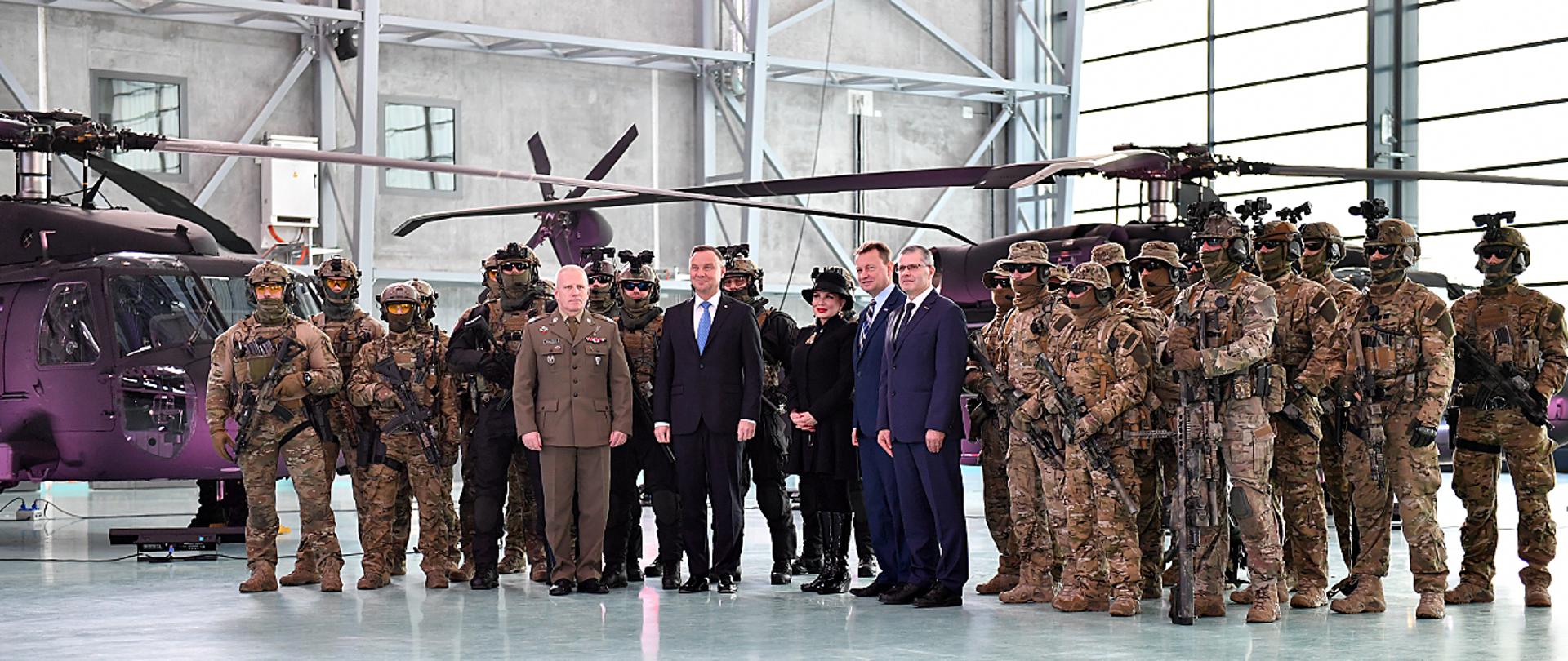 Prezydent, szef MON, dowódca Komponentu Wojsk Specjalnych oraz żołnierze Wojsk Specjalnych podczas uroczystości przekazania 4 śmigłowców Black Hawk na wyposażenie Wojska Polskiego. 