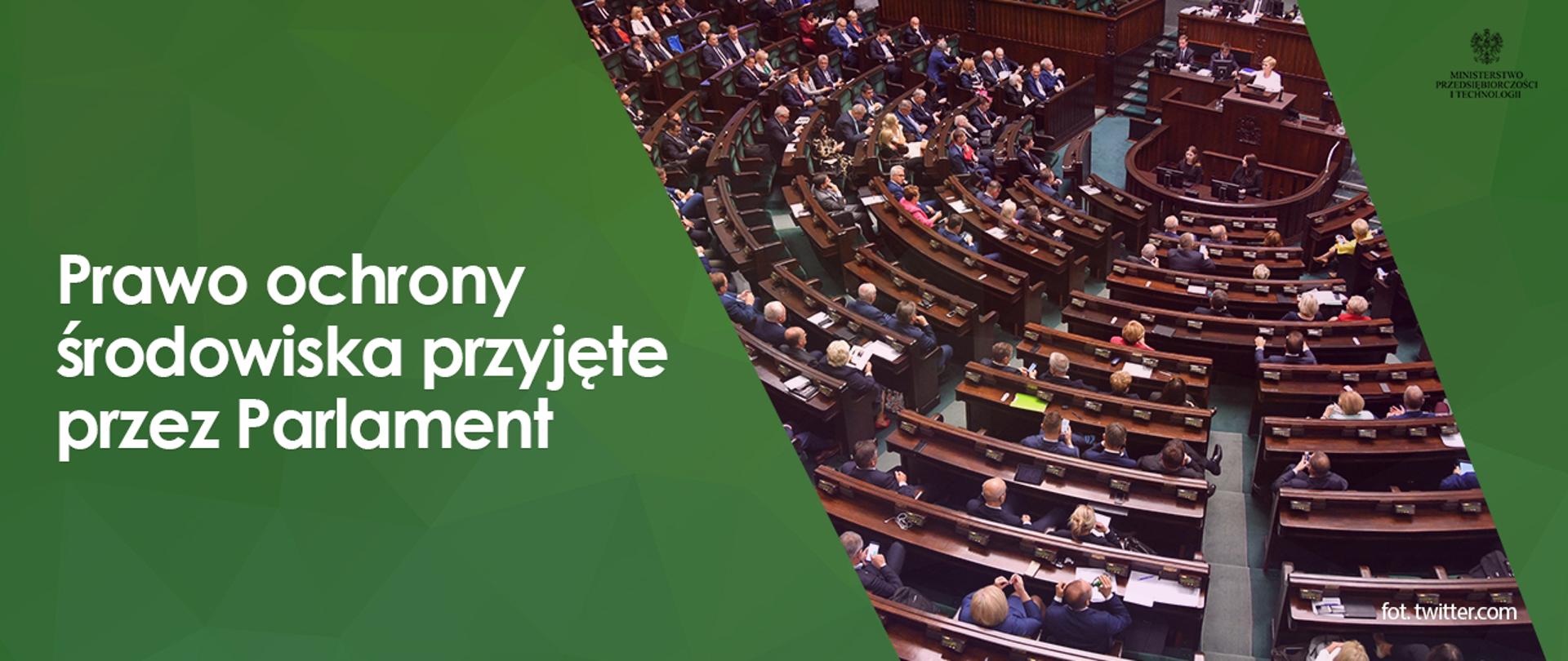 Grafika - na zielonym tle napis "Prawo ochrony środowiska przyjęte przez Parlament", obok zdjęcie sali sejmowej.
