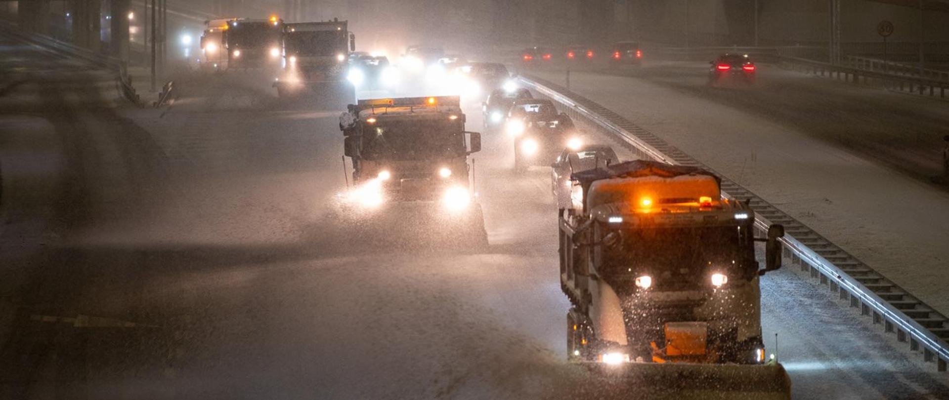 Pługopiaskarka odśnieżające drogę