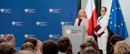 zdjęcia z przyznania stypendiów studentom medycyny
