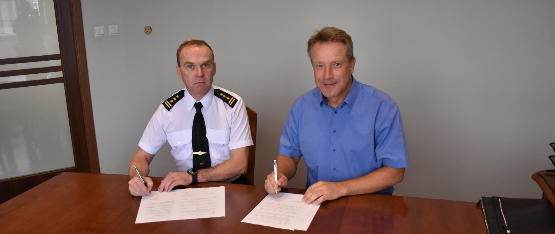 W trakcie podpisywania dokumentacji przekazania 