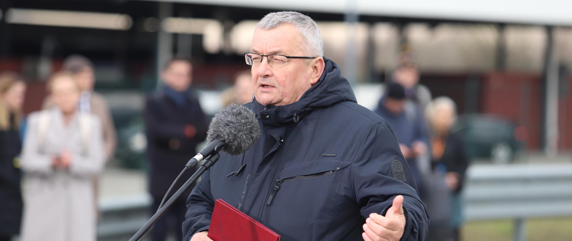Minister infrastruktury Andrzej Adamczyk podczas konferencji na drogowym przejściu granicznym w Korczowej