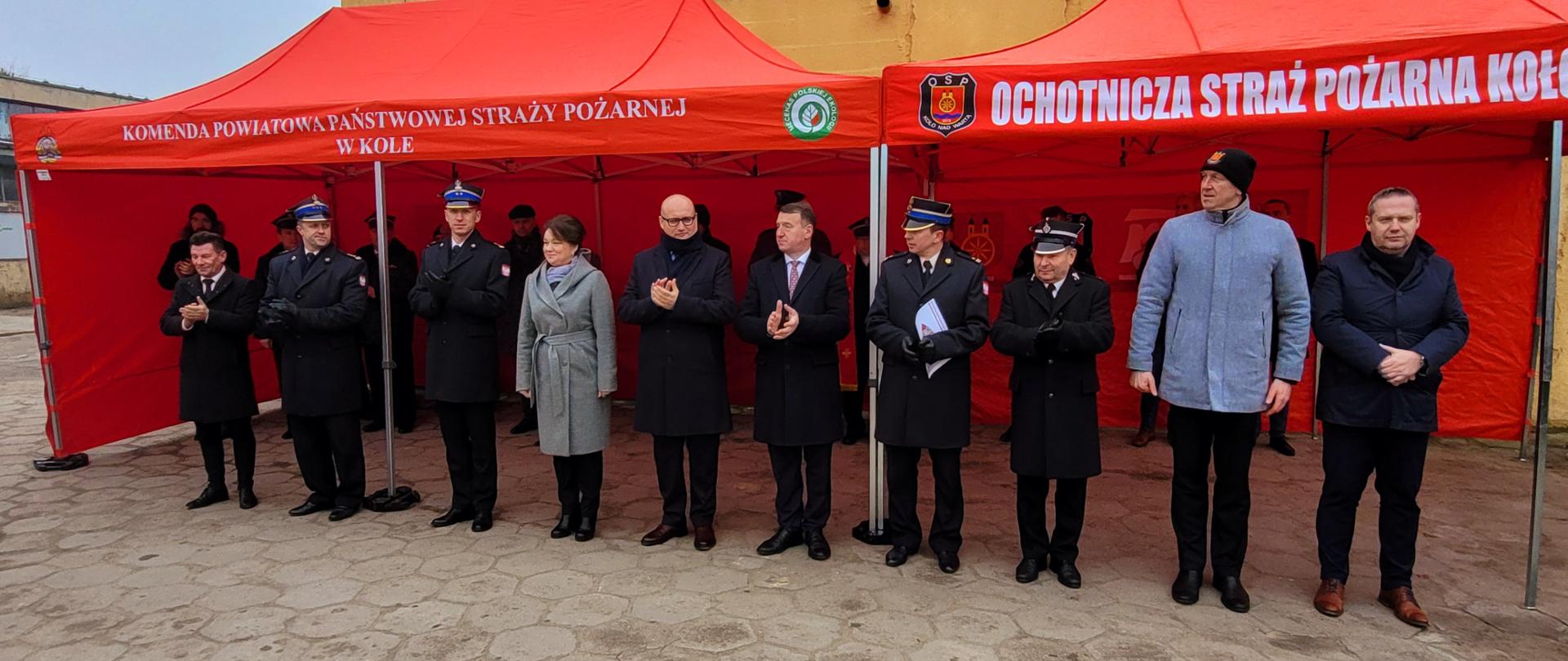 Zdjęcie przedstawia zaproszonych gości