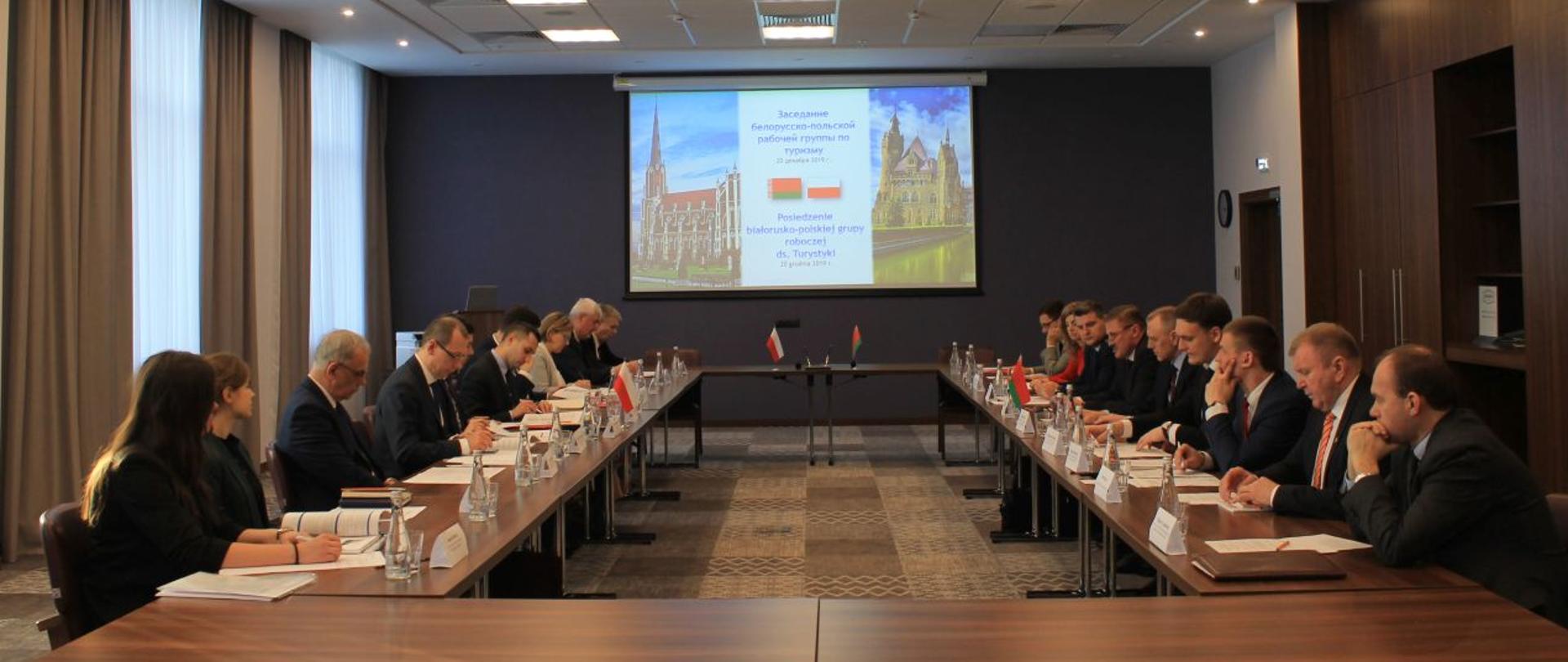 Na zdjęciu za stołem siedzą uczestnicy delegacji polskiej i białoruskiej