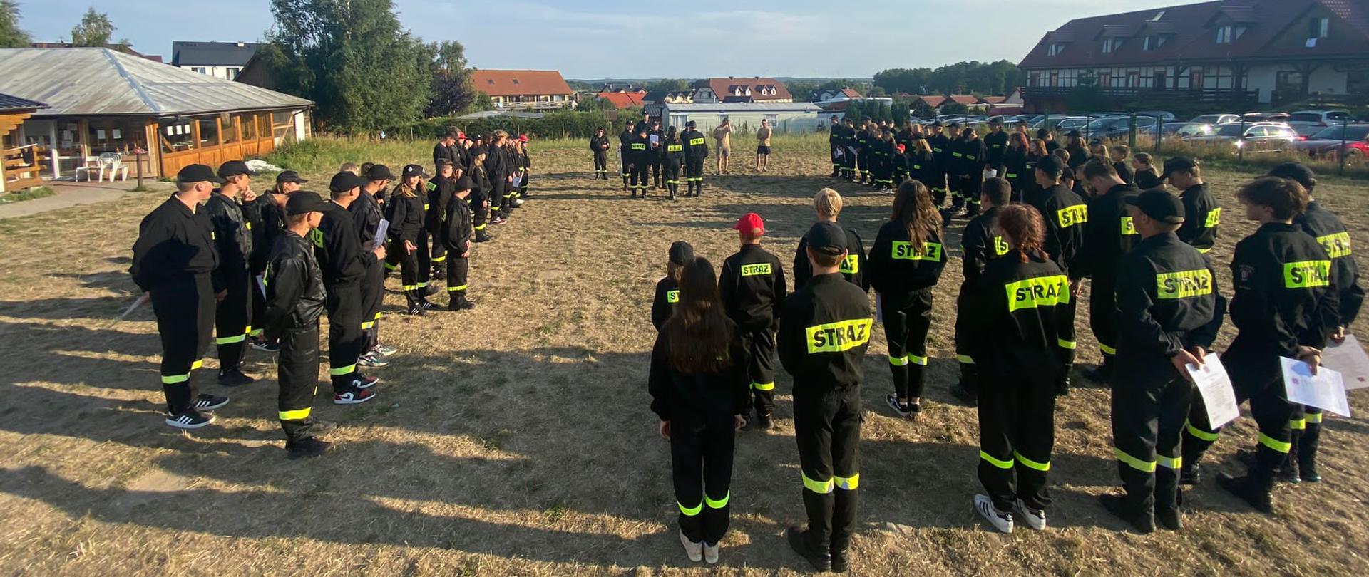 Apel uczestników obozu MDP po zaliczeniu egzaminu. Uczestnikom wręczne są zaświadczenia i dyplomy przez mł. asp. Michała Wesołowskiego.