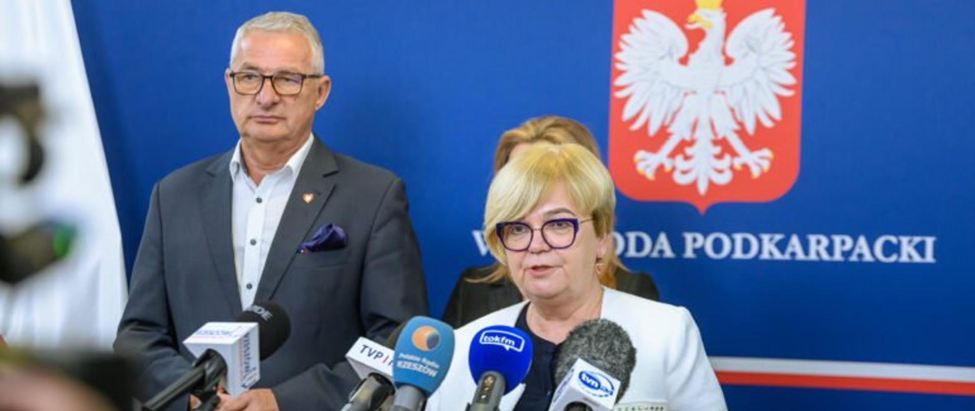 Zdjęcie przedstawia wojewodę podkarpackiego Teresę Kubas-Hul i posła na Sejm RP Marka Rząsę podczas konferencji prasowej 