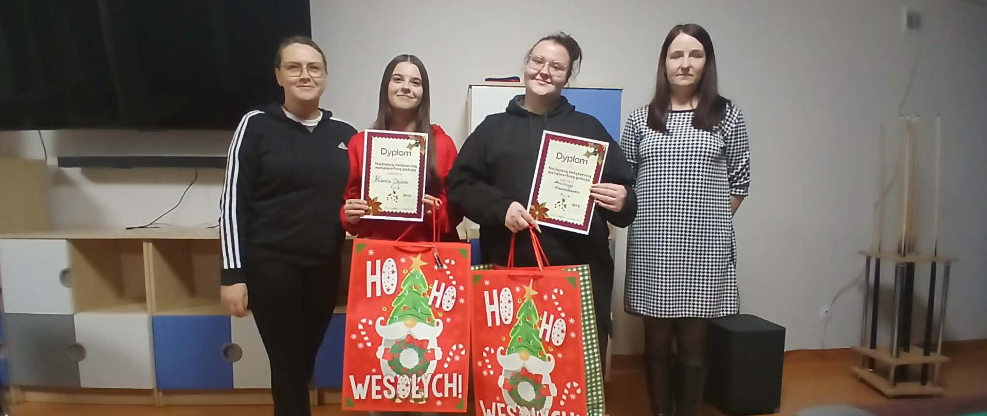 Zwyciężczynie konkursu z nagrodami i dyplomami, obok opiekunki