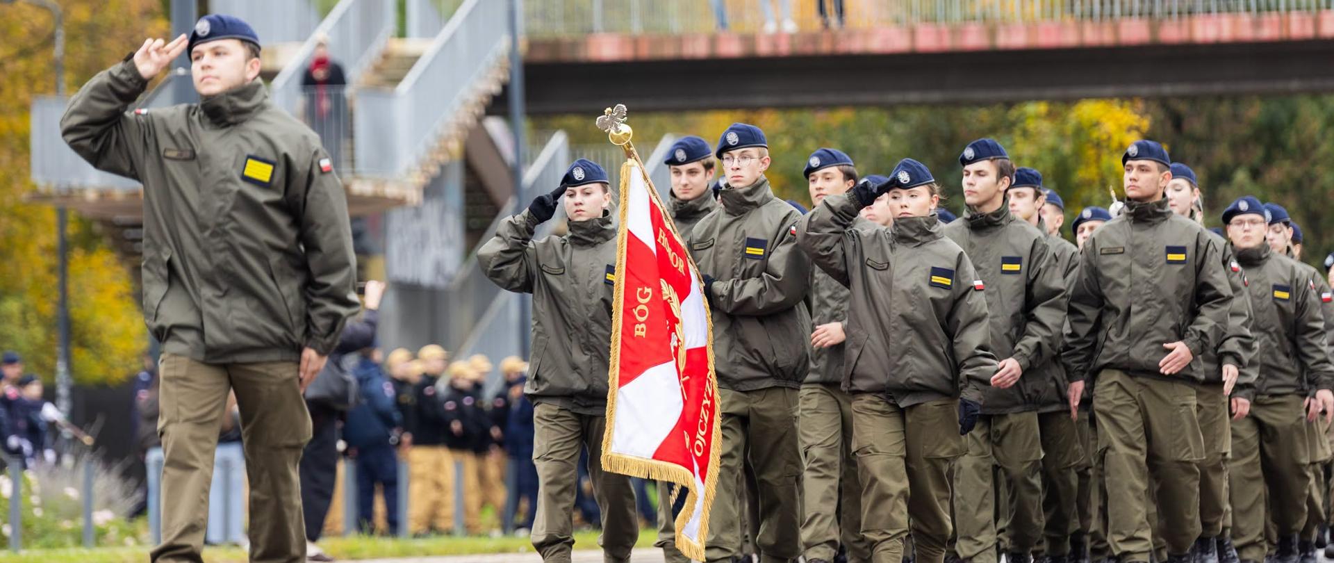 Młodzi kadeci podczas I Wojewódzkiego Apelu Klas Mundurowych 