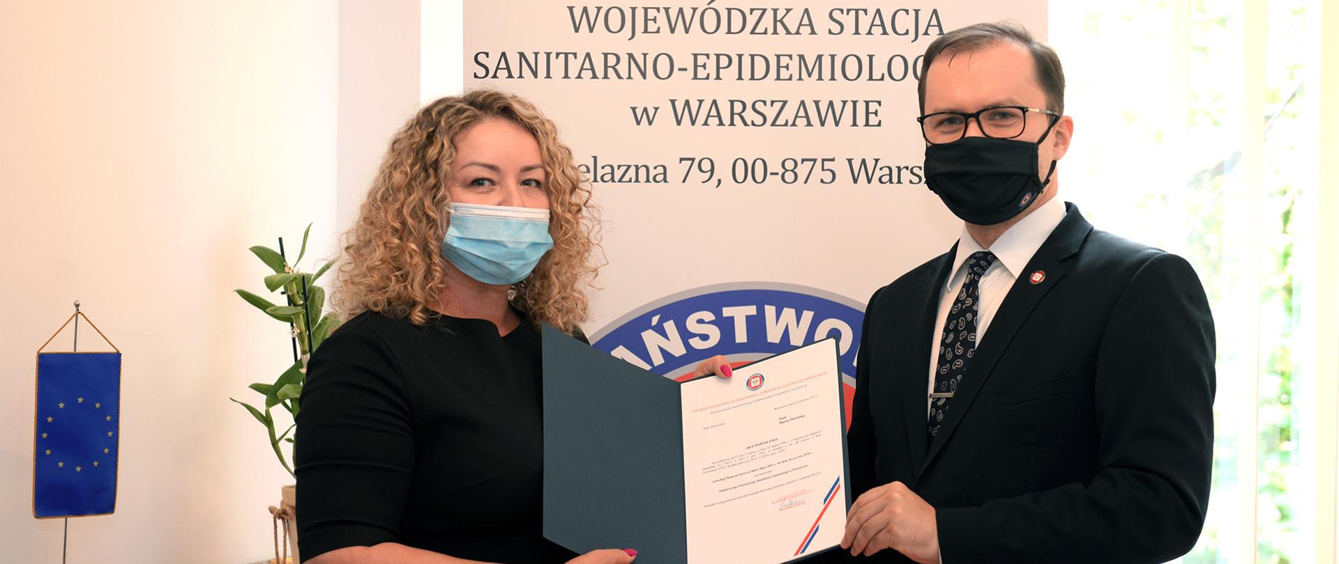 Mazowiecki Państwowy Wojewódzki Inspektor Sanitarny dr n. med. Przemysław Rzodkiewicz wręcza powołanie Państwowemu Powiatowemu Inspektorowi Sanitarnemu w Przasnyszu Pani Marii Śliwińskiej 