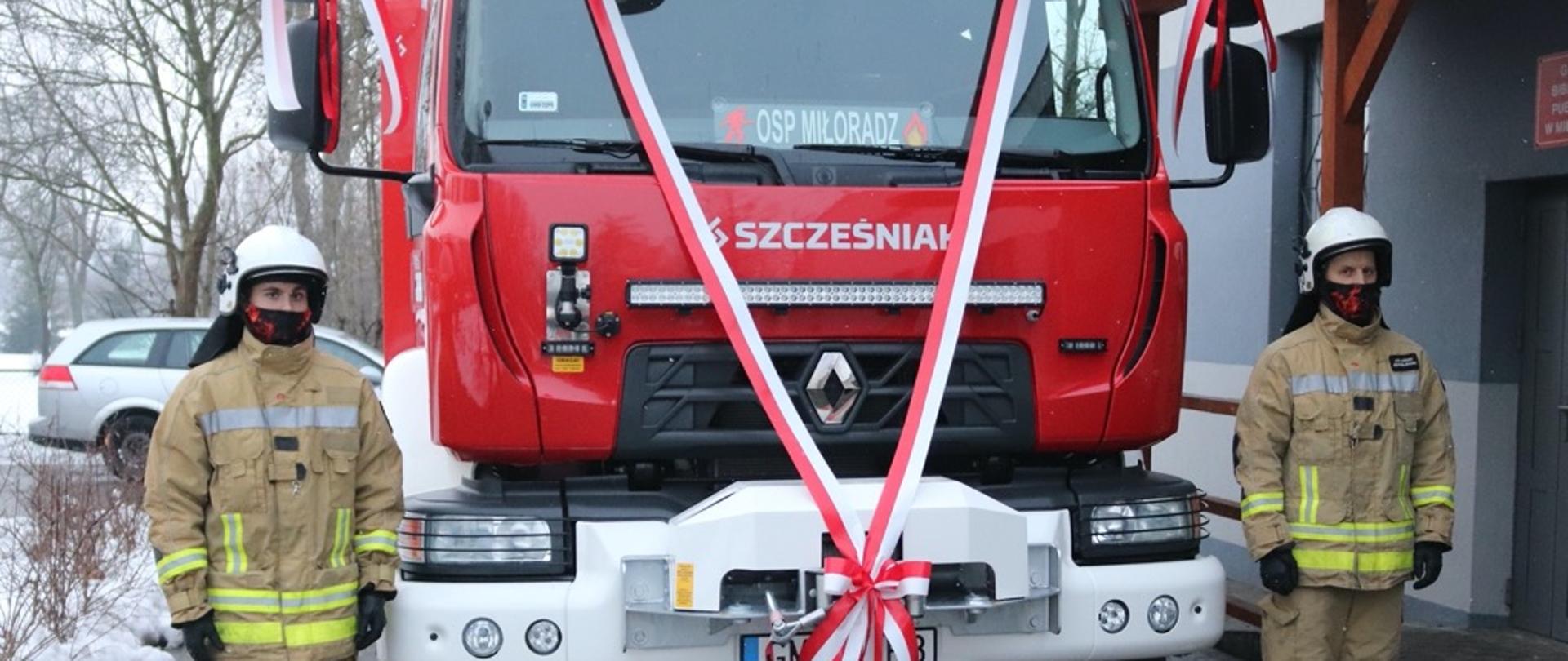 Fotografia przedstawia uroczyste przekazanie samochodu ratowniczo-gaśniczego dla OSP Miłoradz