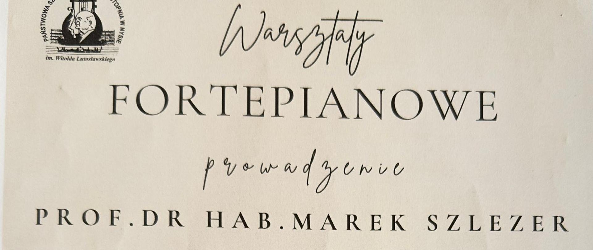 Plakat. Beżowe tło. Centralnie fotografia czarnego fortepianu z otwartą klapą i stołkiem na tle wielkich nowoczesnych okien. Teksty Warsztaty fortepianowe prowadzenie prof. dr hab.Marek Szlezer z AM im. K. Pendereckiego w Krakowie , 10 kwietnia 2025, PSM I i II st. im. W. Lutosławskiego Sala koncertowa
