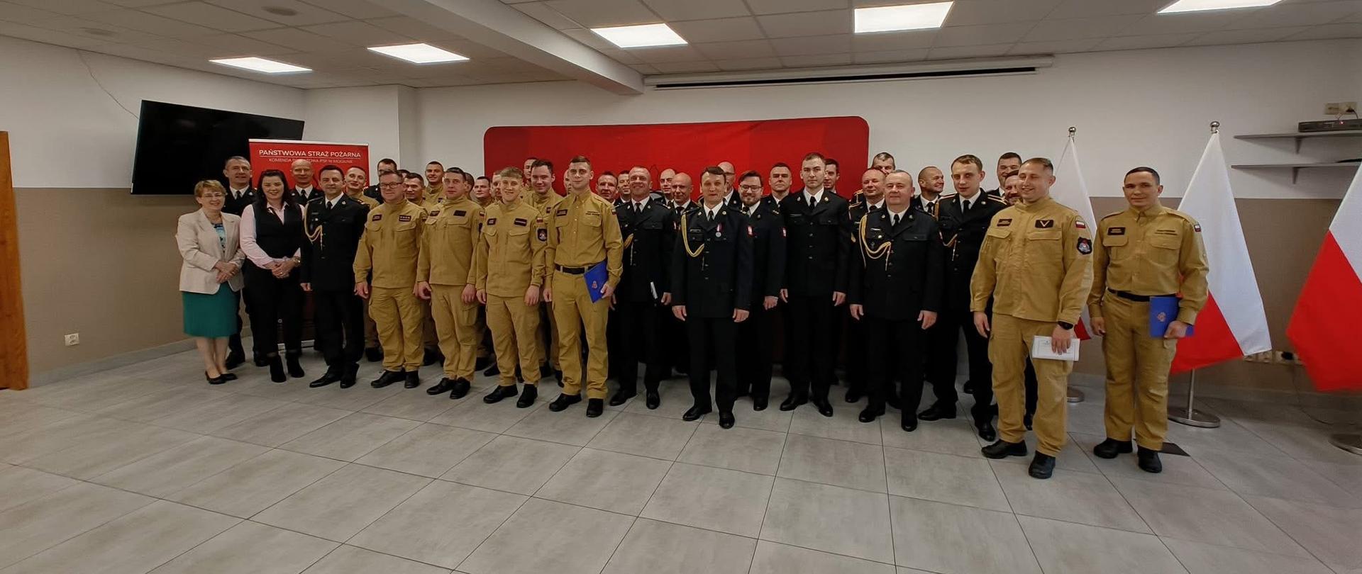 Strażacy pozują do wspólnego zdjęcia