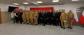 Strażacy pozują do wspólnego zdjęcia