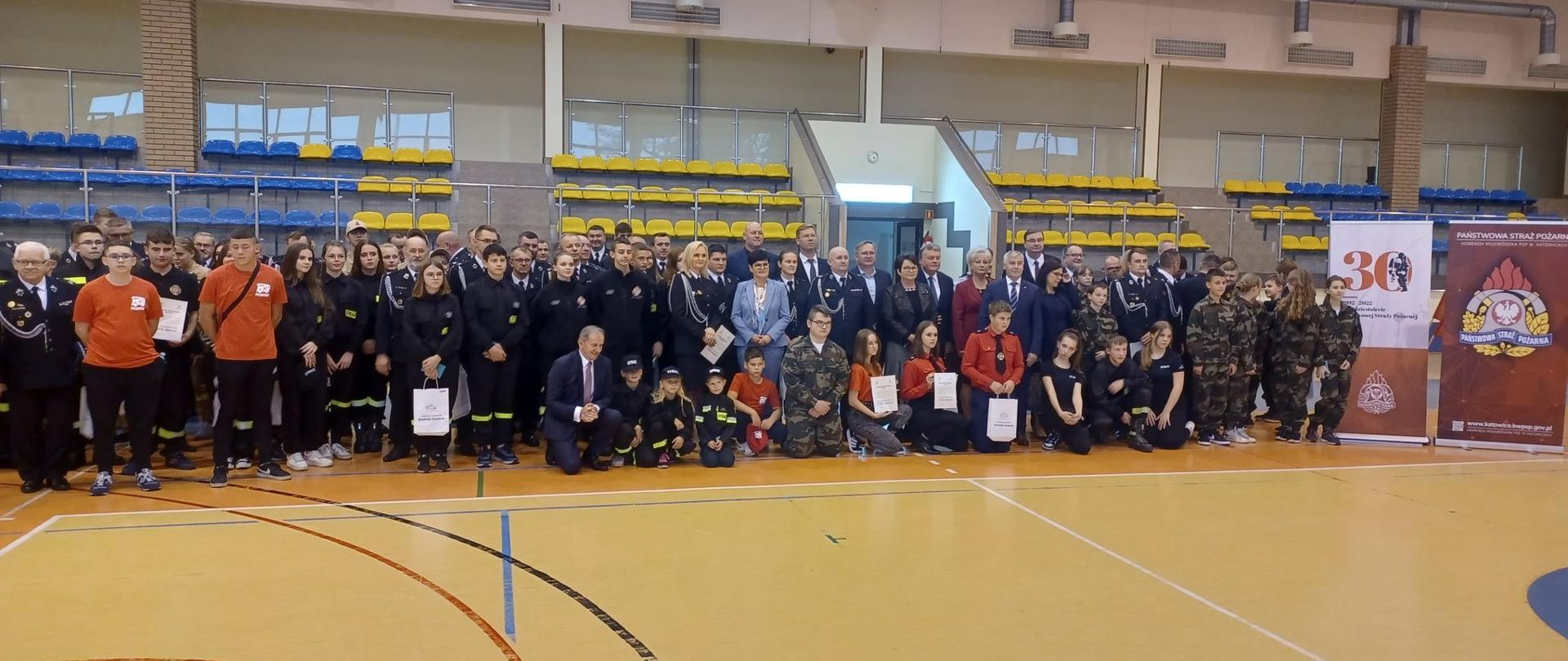 Uroczyste wręczenie promes dla Ochotniczych Straży Pożarnych na zakup sprzętu dla członków Młodzieżowych Drużyn Pożarniczych z terenu powiatu kłobuckiego