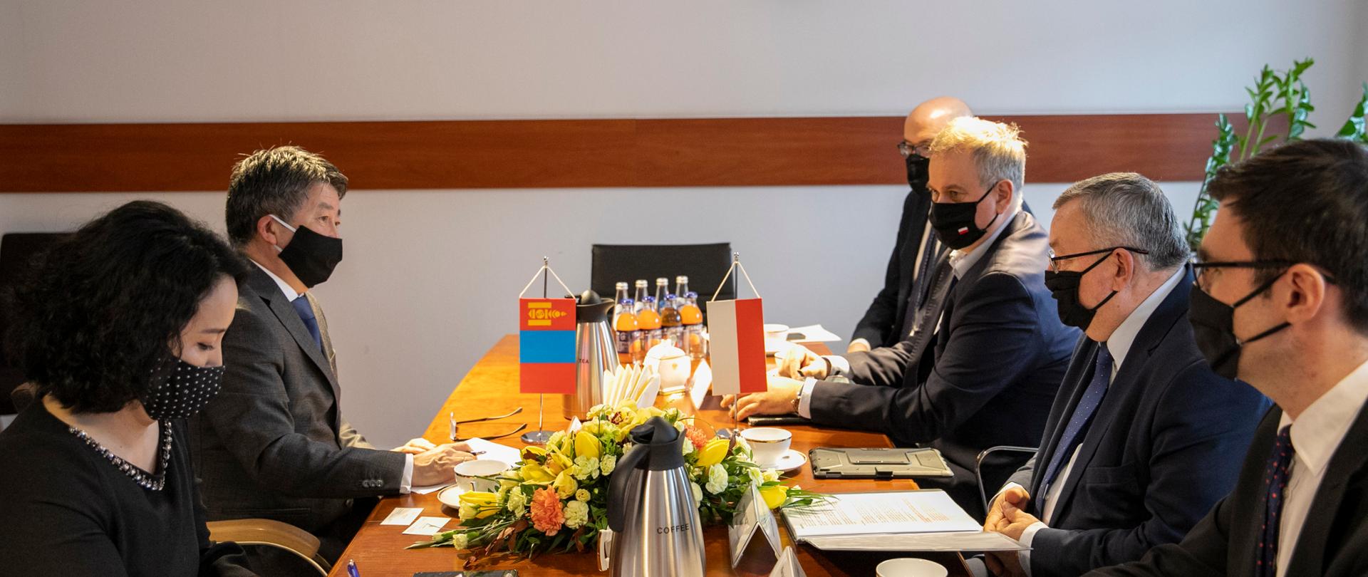 Minister infrastruktury Andrzej Adamczyk spotkał się w Warszawie z ambasadorem Mongolii w RP Dorj Barkhas`em.
