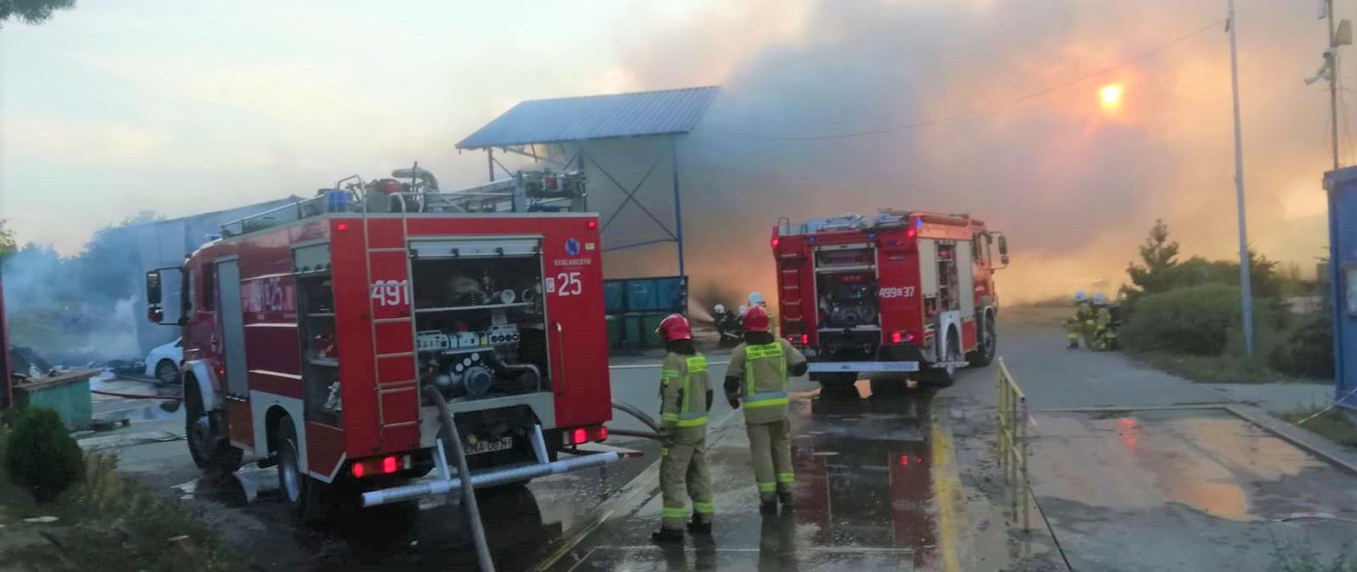 Na zdjęciu działania gaśnicze na terenie PSZOK