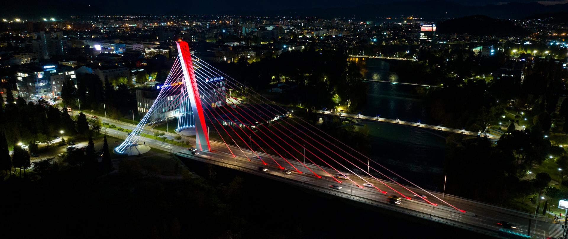 Z okazji Narodowego Święta Niepodległości Polski, most milenijny w Podgoricy – najbardziej charakterystyczny obiekt architektoniczny w mieście – został w dn. 11.11.2025 r. podświetlony na biało-czerwono.