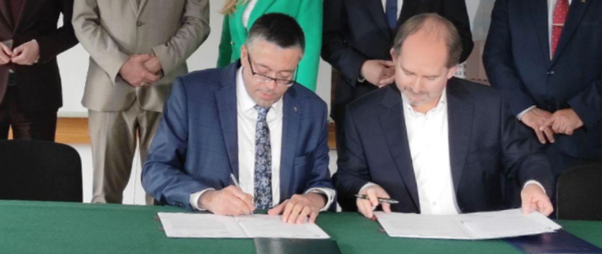 Artur Michalski, zastępca prezesa NFOŚiGW podczas podpisywania umowy.