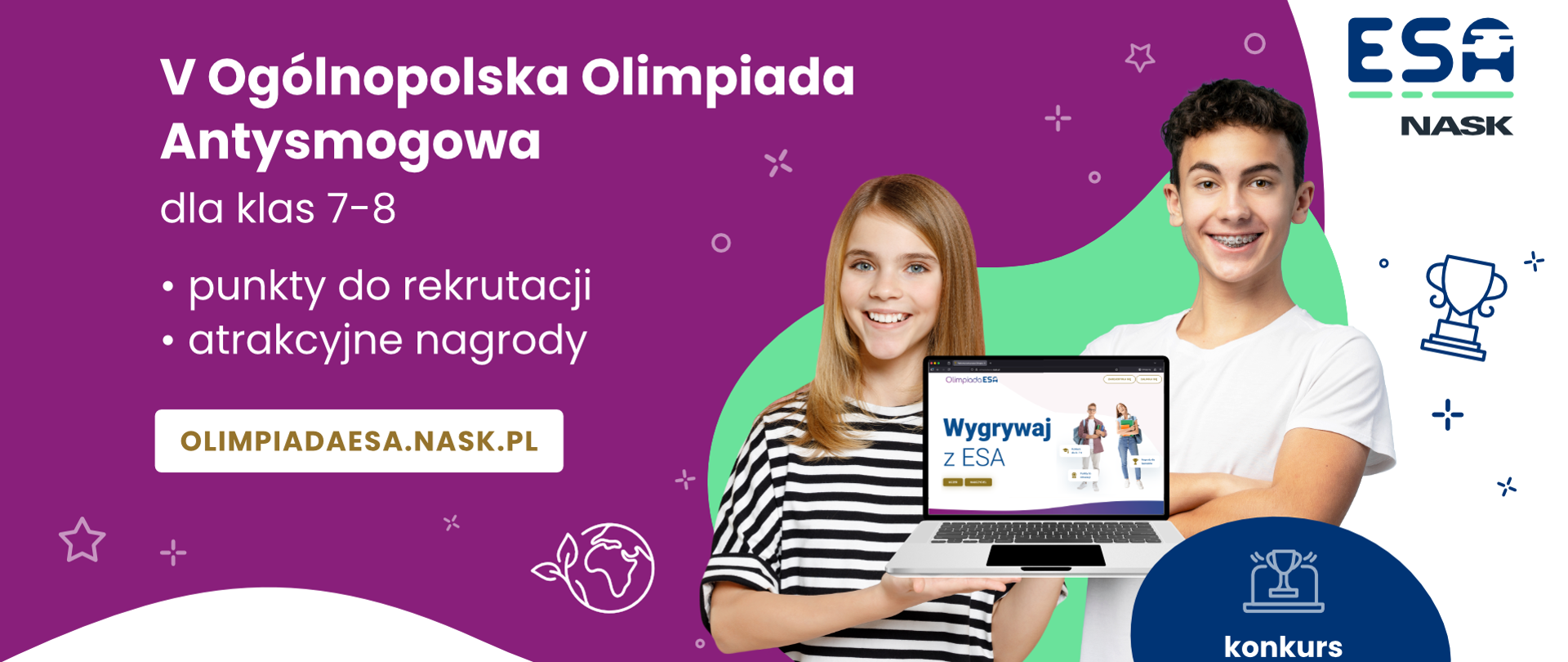 Plakat informacyjny „V Ogólnopolska Olimpiada Antysmogowa dla klas 7-8”. Na fioletowo-białym tle uśmiechnięta dziewczyna w pasiastej koszulce trzyma otwarty laptop, a obok niej stoi chłopak w białym t-shircie. Tekst na grafice informuje o punktach do rekrutacji i atrakcyjnych nagrodach. W dolnej części widoczne są logotypy patronów, m.in. Ministerstwa Cyfryzacji, Ministerstwa Edukacji oraz Ministerstwa Klimatu i Środowiska.