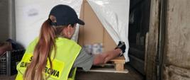 Funkcjonariuszka KAS podczas sprawdzania ładunku.