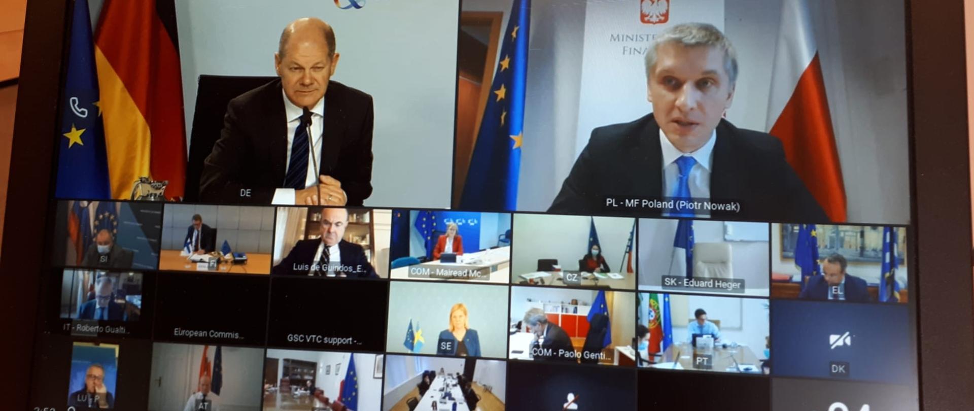 Monitor na którym widać ministra Nowaka przemawiającego podczas spotkania ECOFIN