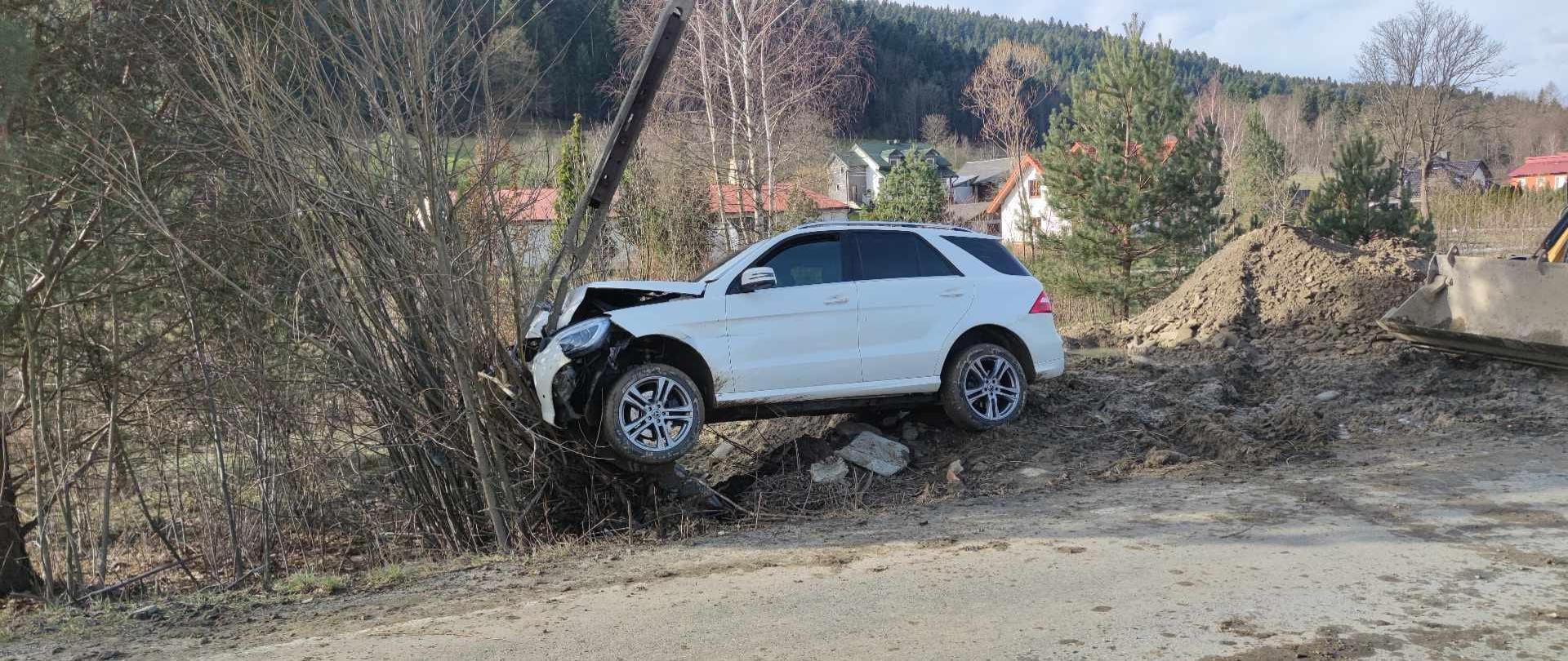 Samochód po uderzeniu w słupa