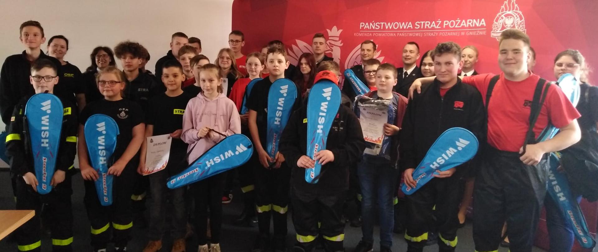 Wszyscy uczestniczy turnieju OTWP z nagrodami i dyplomami na wspólnym zdjęciu