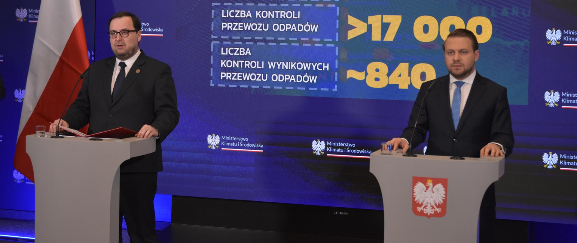 Wiceminister klimatu i środowiska Jacek Ozdoba i Główny Inspektor Ochrony Środowiska Krzysztof Gołębiewski podczas konferencji prasowej "System SENT w odpadach. Podsumowanie rocznej działalności systemu w transgranicznym przemieszczaniu odpadów" 