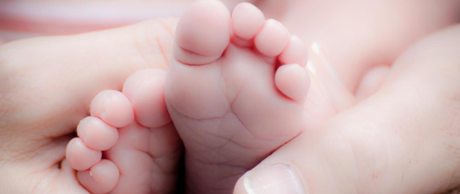 nogi dziecka w rękach 