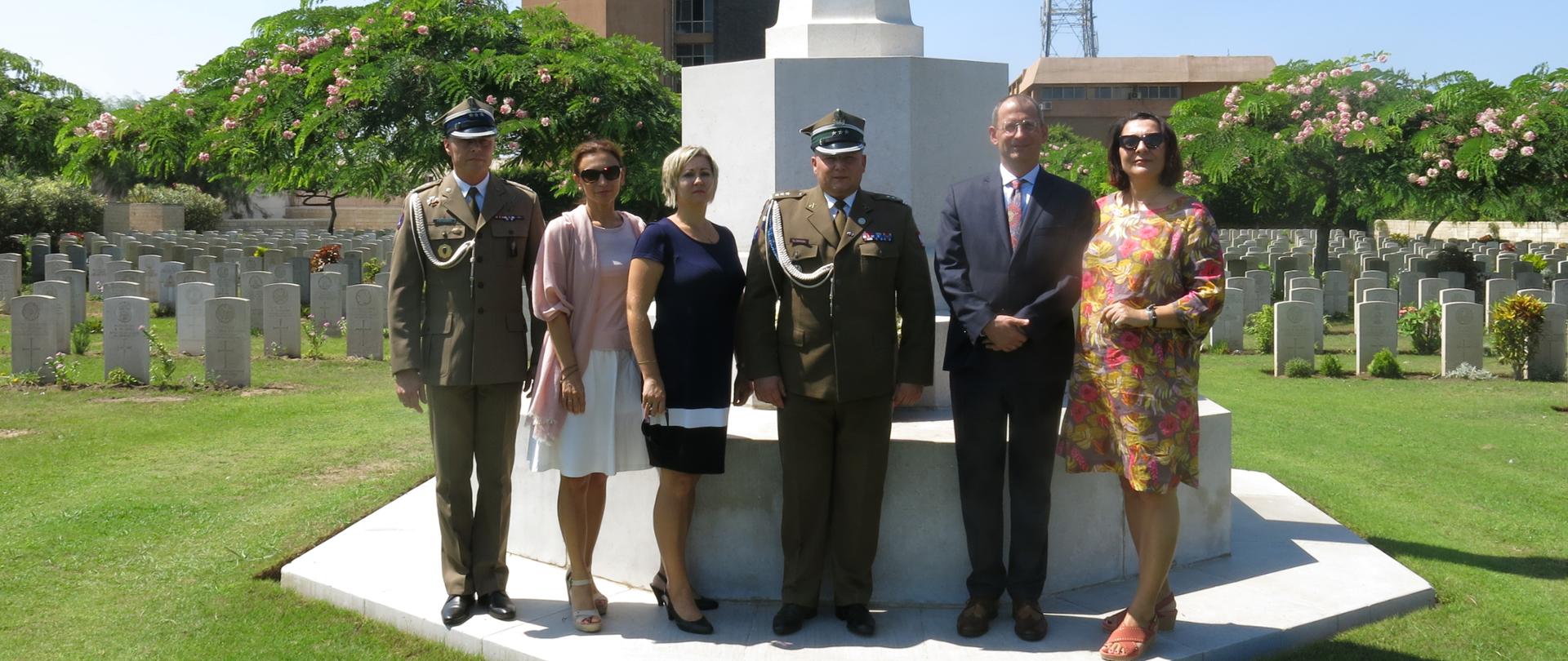 Złożenie kwiatów na cmentarzu