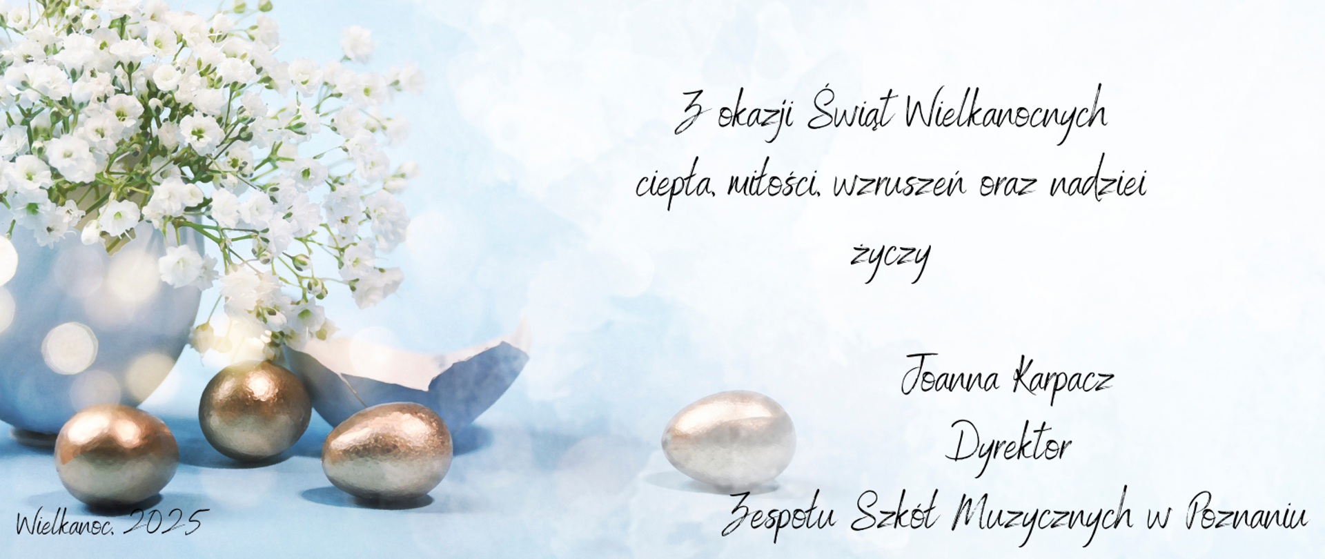 Życzenia Dyrektor ZSM Joanny Karpacz na niebieskim tle z pisankami po lewej stronie.